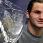 Roger Federer posa con la copa que le acredita como ganador del Masters disputado en Houston