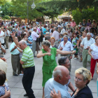 Decenas de asturianos acuden cada domingo al baile que se celebra el jardín de los Patos.