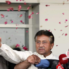 El expresidente Pervez Musharraf se dirige a sus seguidores a su llegada a Karachi.