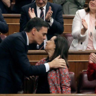 Margarita Robles felicita a Pedro Sánchez, nuevo Presidente del Gobierno.