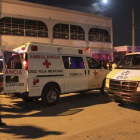 Ambulancias de la Cruz Roja ante el centro de desintoxicación atacado en Torreón (México), el domingo por la noche.