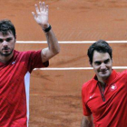 Stanislas Wawrinka y Roger Federer saludan al público tras ganar el partido de dobles de la Copa Davis.