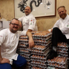 Los cocineros del equipo olímpico noruego con parte de los huevos.