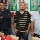 Fito Vázquez, en el centro, flanqueado por otros dos miembros de la coalición.