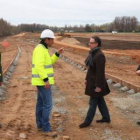 El vicealcalde, Javier Chamorro, con operarios de obras en el paseo fluvial.