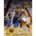 JJ Barea intenta escaparse del marcaje de Mario Chalmers.