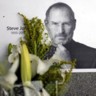 Flores ante un retrato de Steve Jobs, en una plaza de Shanghái.