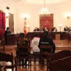 El imputado, aguardando el inicio del juicio.