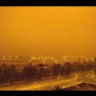 Puesta de sol con la tormenta de arena cubriendo el cielo de la capital iraquí.
