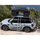 Además del ‘dormitorio de techo’, pueden transportarse dos bicicletas de montaña en el trasportín plegable zaguero del Mini Cooper S Contryman ALL4, lo que permitirá a los aventureros… ampliar sus horizontes. mn