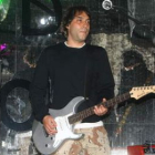 El músico Raúl Quijano, durante su concierto de ayer en la sala Odeón de Ponferrada.