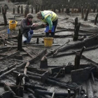 Arqueólogos trabajan en el yacimiento de la edad de bronce cercano a Peterborough, en Inglaterra.