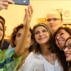María Dolores de Cospedal, acompañada de la ex ministra Dolors Montserrat, fotografiándose con afiliados y simpatizantes en la sede del PP en Barcelona.
