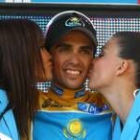 Contador ya está acostumbrado a los besos de las azafatas, pues es un campeón