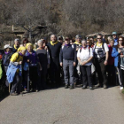 Un grupo de peregrinos en el puente romano del mercadillo en Sorriba del Esla. CAMPOS