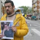 Heiner Patiño, suegro de Eduard Dulán, de 24 años, mostraba días pasados la foto de su yerno
