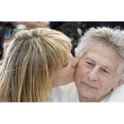 La actriz, musa y mujer de Polanski Emmanuelle Seigner besa al polémico director en su comparecencia en Cannes.