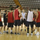 De Grado, junto a los jugadores del primer equipo, en un entrenamiento en el Palacio.