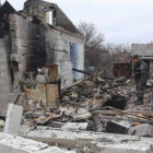 Un rebelde prorruso camina entre edificios destruidos en una calle de Donetsk, este martes.