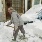 Vecinos de Reinosa retiran la nieve de las calles