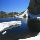 Dos miembros del grupo ecologista Filón Verde se dejan fotografiar sobre la barra de hielo de Las Ve