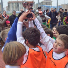 Los jugadores de la Peña, foto de la izquierda, y del León levantan los trofeos de campeón y subcampeón.