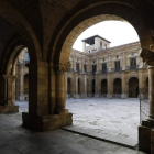 El Claustro de San Isidoro será testigo del acto de las Cortes mañana si no llueve. JESÚS F. SALVADORES