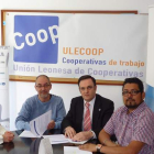 Los representantes de Ulecoop, Proyecto Hombre y Ecoperia, durante en la firma del convenio.