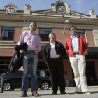 Pedro Aller, José Manuel Vidal y Tino Rodríguez, ante la antigua estación de Renfe.