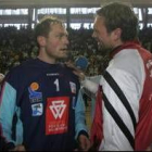 Kasper y Vatne, antiguos compañeros, conversan al término del partido disputado el sábado pasado