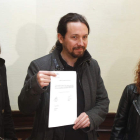 La tuitera Cassandra Vera, Pablo Iglesias y la diputada por La Rioja de Podemos, Sara Carreño. LERENA