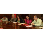 La concejala Teresa Gutiérrez, en el centro, durante la presentación del programa de salud dirigido