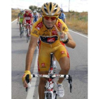 Valverde, del Caisse d-™Epargne, hace la señal de la victoria tras apuntarse la Vuelta.