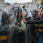 La diputada opositora Amelia Belisario se encara con la policía, en una protesta ante el Supremo, el jueves en Caracas.