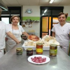 Carmen Ares, Luci Abajo, Encarna Ares y Visi Ares, en la cocina de El Monte de Tabuyo.