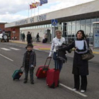 Víctor, su abuela Emi y su madre Sara iban en coche a Madrid y desde allí a Valencia en avión.