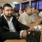 El líder palestino de Hamas Sami Abu Zuhri, a la izquierda, durante la reunión ayer en Gaza