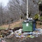 Los contenedores están desbordados de basura.