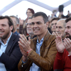 Óscar Puente, Pedro Sánchez y Luis Tudanca en el acto; detrás Agustín Prieto y Demetrio Madrid. EFE