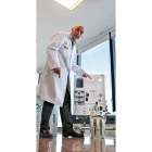 El doctor López-Andújar muestra la máquina. MANUEL BRUQUE