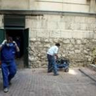 Algunos de los operarios luchan contra el incendio en la facultad