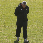 Fabri, pensativo sobre el césped de el Anexo de El Toralín durante un entrenamiento de la Ponferradina. L. DE LA MATA