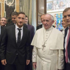 Francesco Totti, junto al papa Francisco, durante la recepción en el Vaticano del pontífice a los equipos de la Roma y el San Lorenzo de Almagro. Ambos equipos disputarán un amistoso a beneficio de las víctimas del terremoto del pasado 24 de agosto.