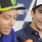 Marc Márquez sonrie, en Argentina, escuchando las explicaciones de Valentino Rossi.