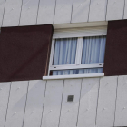 Imagen de la ventana de Avilés desde la que se tiró la madre con su hija. PACO PAREDES