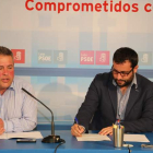 Mariano Rojo e Ibán García del Blanco, ayer en la sede del PSOE en León.