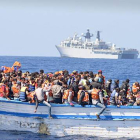 Cerca de 369 refugiados viajando en un bote de madera en aguas al norte de Libia.