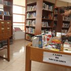 La nueva encargada de la biblioteca de Cacabelos ayer por la tarde, minutos después de la reapertura del servicio.