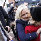 Marine Le pen abraza a una admiradora a la salida del colegio electoral tras ejercer el derecho al voto.