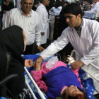 Personal médico atiende a los heridos a las afueras de un hospital, a 60 kilómetros de Tabriz.